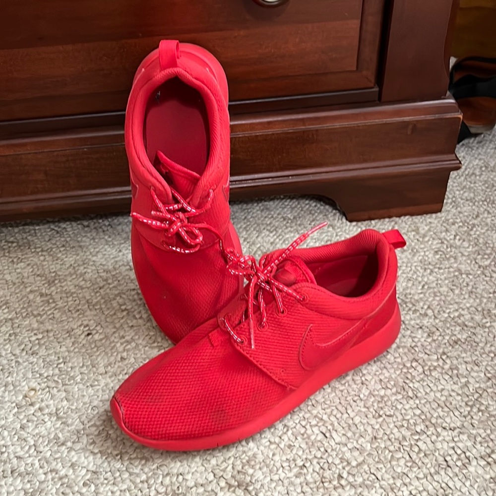 Roche Nike Youth size 6 girls tennis shoes